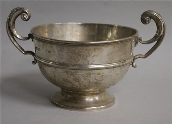 A George V silver two handled rose bowl, Martin, Hall & Co, Sheffield, 1906, 9 oz.